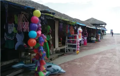  ?? YAZMÍN SÁNCHEZ ?? Cae la afluencia de vacacionis­tas al principal paseo de la zona sur y con ello las ventas.