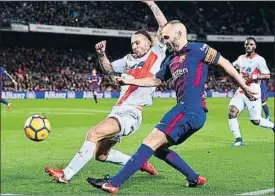  ?? JOSEP LAGO / AFP ?? Iniesta brilló en la segunda parte y centró para el 1-1 en esta acción