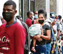  ?? FOTO: EFE ?? Migrantes haitianos hacen fila para pedir asilo en México.