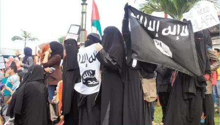  ??  ?? Supporters of ISIS ideology in Marawi City in Lanao del Sur display the Daesh flag in this undated photo sent to the regional newspaper Mindanao Examiner.