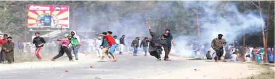  ??  ?? Kashmiri villagers clash with government forces in Hajin, 38 km north of Srinagar, Indian controlled Kashmir, on Wednesday. (AP)