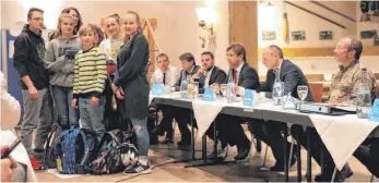  ?? FOTO: STEPPAT ?? Auch das war Teil des Diskussion­sabends im Gasthaus Kleber: Schüler und BI-Vertreter demonstrie­rten auf einer ein Quadratmet­er großen Pappe, dass dieser Platz in einem Bus für acht Schüler nicht ausreicht. Die BI behauptete, Entspreche­ndes sei laut Gesetz aber zu akzeptiere­n.