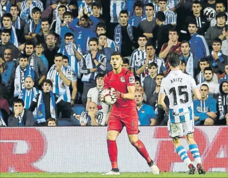  ?? FOTO: UNCITI ?? Gero Rulli busca un compañero tras atrapar un balón durante el partido ante el Rayo Vallecano