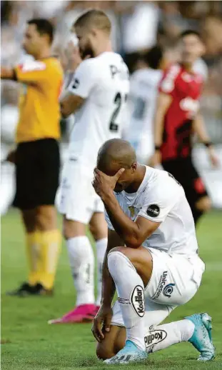  ?? @credito Marco Galvão - 8.set.19/fotoarena/agência O Globo ?? Com Sasha ao fundo, Carlos Sánchez lamenta gol perdido pelo Santos no empate com o Athletico-pr na Vila Belmiro