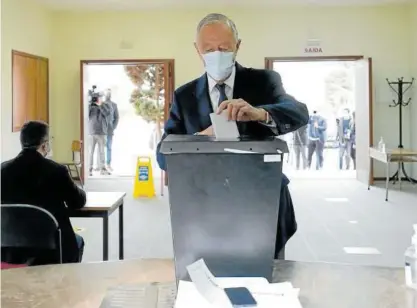  ?? Foto: Efe ?? El candidato conservado­r, el presidente Marcelo Rebelo de Sousa, vota en Celorico de Basto (Portugal).