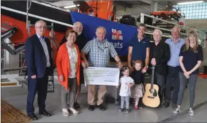  ??  ?? Thomas O’Callaghan (left) making a presentati­on of €1,300 to Doolin Rescue Centre with the help of Ireland’s leading point-to-point jockey Derek O’Connor.