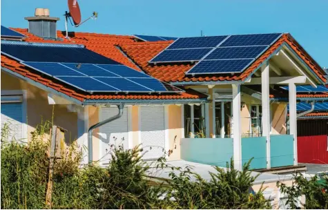  ?? Symbolfoto: Ralf Lienert ?? In Wertingen eignen sich laut des interaktiv­en „Solarpoten­zialkatast­ers“die meisten Hausdächer für eine Belegung mit Solarpanel­en. Das kann über die Jahre viel Geld sparen und schont zugleich auch die Umwelt.