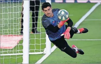  ??  ?? Thibaut Courtois durante el calentamie­nto previo al partido del jueves contra el Valencia.