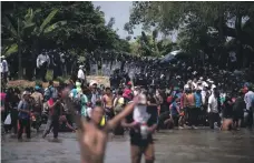  ??  ?? Central American migrants wade across the Suchiate river, which connects Guatemala and Mexico