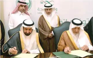  ??  ?? Makkah Gov. Prince Khaled Al-Faisal and Health Minister Tawfiq Al-Rabiah sign an agreement to implement ‘Makkah, the City of Safe Heart’ initiative on Tuesday. (SPA)