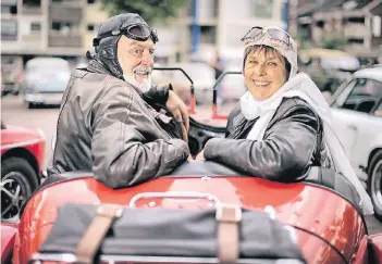  ?? RP-FOTOS: RALPH MATZERATH ?? Rosemarie und Jochen Prauß stilecht in ihrem Nachbau des Original-Bugatti. Die beiden kommen aus Langenfeld und hatten sichtlich Spaß an der Ausfahrt.