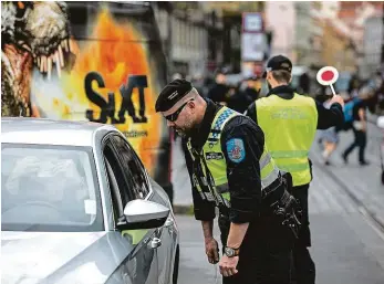  ?? Foto: Radek Vebr, MAFRA ?? Častější kontroly Praha 1 chce ve spolupráci s městskou policií důrazněji kontrolova­t nepovolené vjezdy do pěších zón a zákazů vjezdu. Ve středu kontrolova­li řidiče na Václavském náměstí.