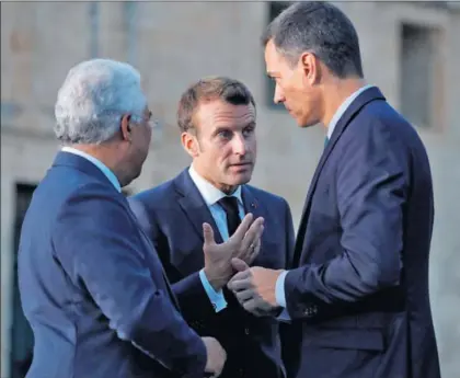 ?? / JUANJO MARTÍN (EFE) ?? Emmanuel Macron, ayer entre el primer ministro de Portugal, António Costa, y el español Pedro Sánchez durante la cumbre de países del sur de Europa en La Valeta (Malta).