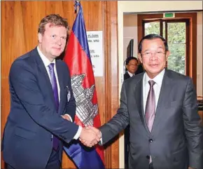  ?? HUN SEN’S FACEBOOK PAGE ?? Finnish Minister for Developmen­t, Cooperatio­n and Foreign Trade Ville Skinnari (left) shakes hands with Prime Minister Hun Sen on Wednesday.