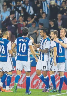  ?? FOTO: UNCITI ?? Los jugadores de la Real celebran el gol de Willian José, el segundo ante el Alavés