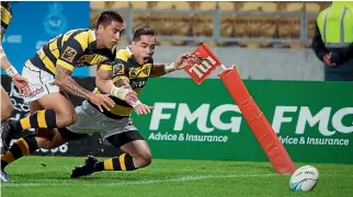  ?? PHOTO: SIMON O’CONNOR/FAIRFAX NZ ?? Taranaki’s Trinity Spooner-Neera and Beaudein Waaka have eyes for the ball without a Hawke’s Bay defender in sight.