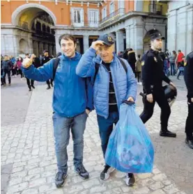  ?? (AP PHOTO/ANDREA COMAS) ?? Los aficionado­s ches andan bien vigilados.