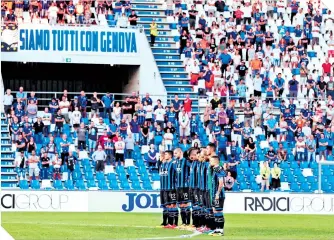  ??  ?? El Atalanta guardó ayer un minuto de silencio por las víctimas. / FOTO: EFE