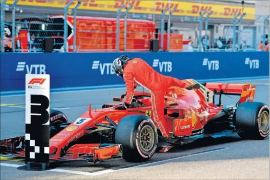  ??  ?? LEJOS DEL TRIUNFO. Hamilton ha ganado las tres últimas citas mientras que Vettel solo ha podido aspirar a ser tercero y se ha quedado atrás.