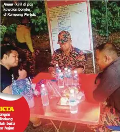  ??  ?? Anuar (kiri) di pos kawalan bomba di Kampung Pertak.