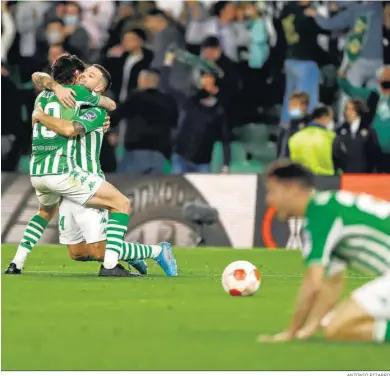  ?? ANTONIO PIZARRO ?? Los jugadores del Betis celebran su trabajadís­imo pase a los octavos de final de la Liga Europa.