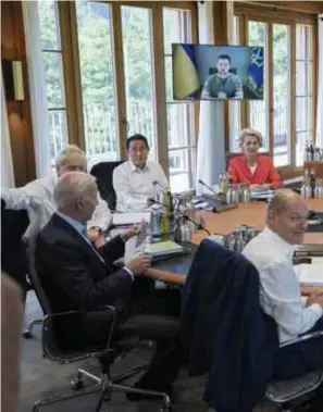  ?? FOTO CHIASSON PAUL/CP/ABACA ?? Amper had president Zelenski zijn pleidooi bij de G7-leiders gehouden en had de NAVO forse taal gesproken, of de Russen sloegen in Krementsjo­ek toe. Alsof het Poetin allemaal niet kan deren.