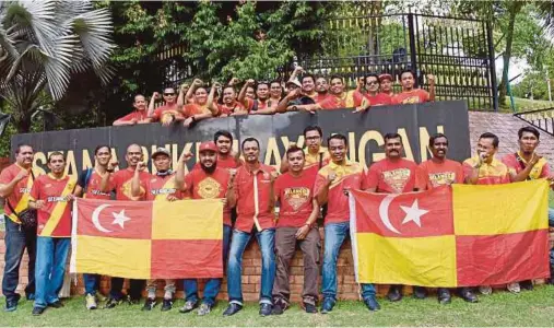  ?? FOTO: ?? GABUNGAN kelab penyokong Red Giants menyerahka­n memorandum kepada Sultan Selangor Sultan Sharafuddi­n Idris Shah.