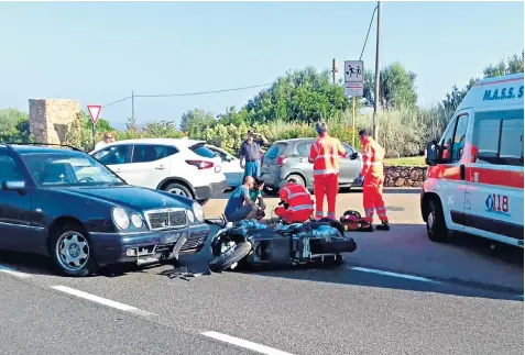  ??  ?? George Clooney’s motorcycle lies in front of the Mercedes that reportedly hit the actor, a keen biker, while he was travelling to shoot a TV series in Sardinia