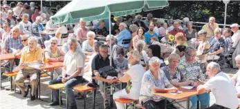  ?? FOTOS: STEIDLE ?? Die traditione­lle Höhlenmess­e ist am Sonntag in Westerheim vor der Höhle gefeiert worden.