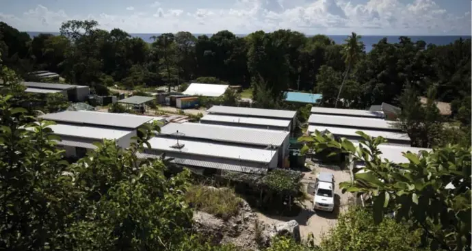  ?? © ap ?? Een vluchtelin­genkamp op het Australisc­he eiland Nauru, bijna 3.000 kilometer van Australië.