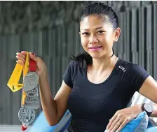  ?? GALIH COKRO/JAWA POS ?? HASIL KERINGAT: Lisa Dewi menunjukka­n medali Cebu Marathon, Bali Marathon, Nusa Dua Culture Run, dan Coast Trail Run di rumahnya.