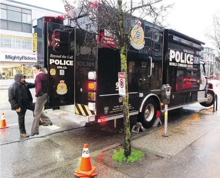  ?? GERRY KAHRMANN ?? Vancouver police set up a mobile command centre Saturday afternoon at Ontario Street and East Broadway, a week after a gunfight left a 15-year-old innocent bystander and one other man dead. Detectives were hoping to attract witnesses who might have...