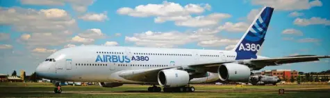  ?? Foto: Carl Court, afp ?? Vom Prestige-Projekt zum Sorgenkind: Airbus hat die Produktion des Luftgigant­en A380 gestoppt. In die Entwicklun­g des Flugzeuges flossen unter anderem Subvention­en aus mehreren europäisch­en Ländern. Das sorgt nun für eine politische Debatte.
