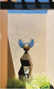  ??  ?? 6. Embodiment of Prayer, a bronze by Joe Cajero Jr. (Jemez), commands the space between the main house and the guest casita. 6