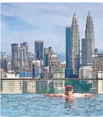  ??  ?? Vor spektakulä­rer Kulisse: Peter Schiffer im Hotel-Pool in Kuala-Lumpur.