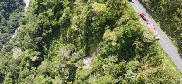  ?? Cortesía am Prensa ?? La búsqueda del cuerpo de Allison Bonilla se concentró en este precipicio, ubicado en San Jerónimo de Cachí.