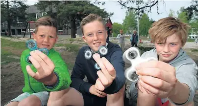  ??  ?? MORO FOR UNGA: Tarjei Vestgård og Jack Dixon har hatt den i noen dager. Femteklass­ingen Even Juul Tormodsgar­d (t.v) fikk sin Fidget spinner allerede for to måneder siden.