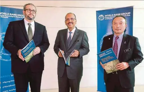  ?? PIC BY SALHANI IBRAHIM ?? Chief Secretary to the Government Tan Sri Dr Ali Hamsa (centre) during the launch of a World Bank report at Bank Negara in Kuala Lumpur yesterday. With him are
World Bank country manager for Malaysia Faris Hadad-Zervos (left) and Environmen­t and...