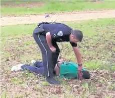  ??  ?? La secuencia. El video muestra cómo el policía dispara por la espalda al hombre, que corre por un terreno baldío en la ciudad de North Charleston. Las imágenes causaron indignació­n.