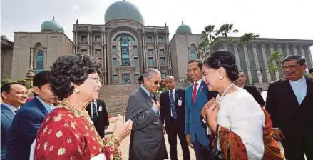  ?? [Foto BERNAMA] ?? Dr Mahathir dan Dr Siti Hasmah menyambut ketibaan Jokowi dan Iriana di Dataran Perdana, Putrajaya sempena lawatan rasmi Presiden Indonesia itu ke Malaysia, semalam.