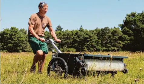  ?? Foto: Marion Kehlenbach ?? Mit der Saaterntem­aschine fährt Gerhard Süßmair über die Wiese, um die wertvollen Samen der Königsbrun­ner Heide zu sammeln.