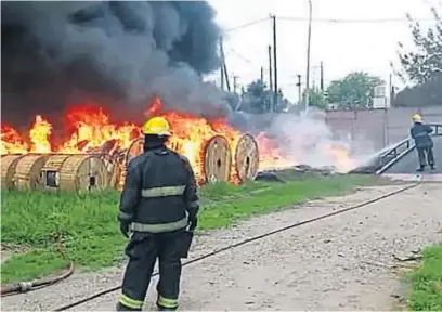  ?? DIRECCIÓN DE BOMBEROS ?? FUEGO. El incendio contra el predio de Telecom, en Córdoba, fue sofocado por varias dotaciones de la Dirección Bomberos.