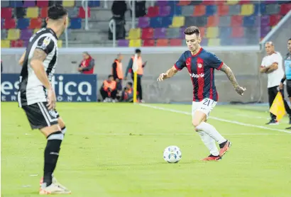  ?? I
Prensa Casla ?? Malcom Braida lleva la pelota ante Atencio.