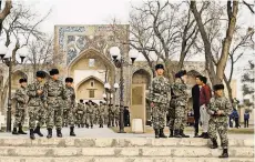  ?? DMITRY KOSTYUKOV FOR THE NEW YORK TIMES ?? Uzbek activists hope that President Shavkat Mirziyoyev will rein in the military. Soldiers in Bukhara.