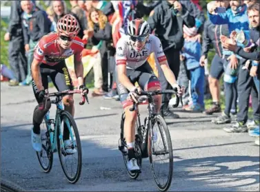  ??  ?? VAYA PAR. Tadej Pogacar sube Los Machucos con el líder, Primoz Roglic, a su rueda.