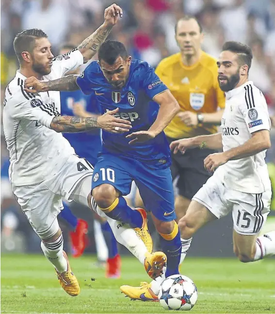  ??  ?? Sergio Ramos le cierra el paso a Tevez; los sigue Carvajal; Juventus se clasificó con el 1- 1 en Madrid