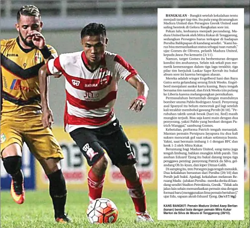  ??  ?? Jawa Pos KANS BANGKIT: Pemain Madura United Asep Berlian (kanan) berebut bola dengan pemain Mitra Kukar Marlon da Silva de Moura di Tenggarong (28/10).