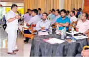  ??  ?? Well-renowned skills developmen­t specialist Sanath Gamage addresses entreprene­urs