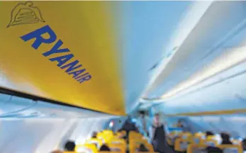  ?? FOTO: AFP ?? In einem Flugzeug von Ryanair hat ein Passagier eine jamaikanis­che Seniorin angepöbelt, weil sie ihm offenbar nicht schnell genug Platz machen konnte.