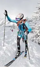  ?? BILD: SN/SKIMO ?? Jakob Hermann bekommt einen Heimweltcu­p.